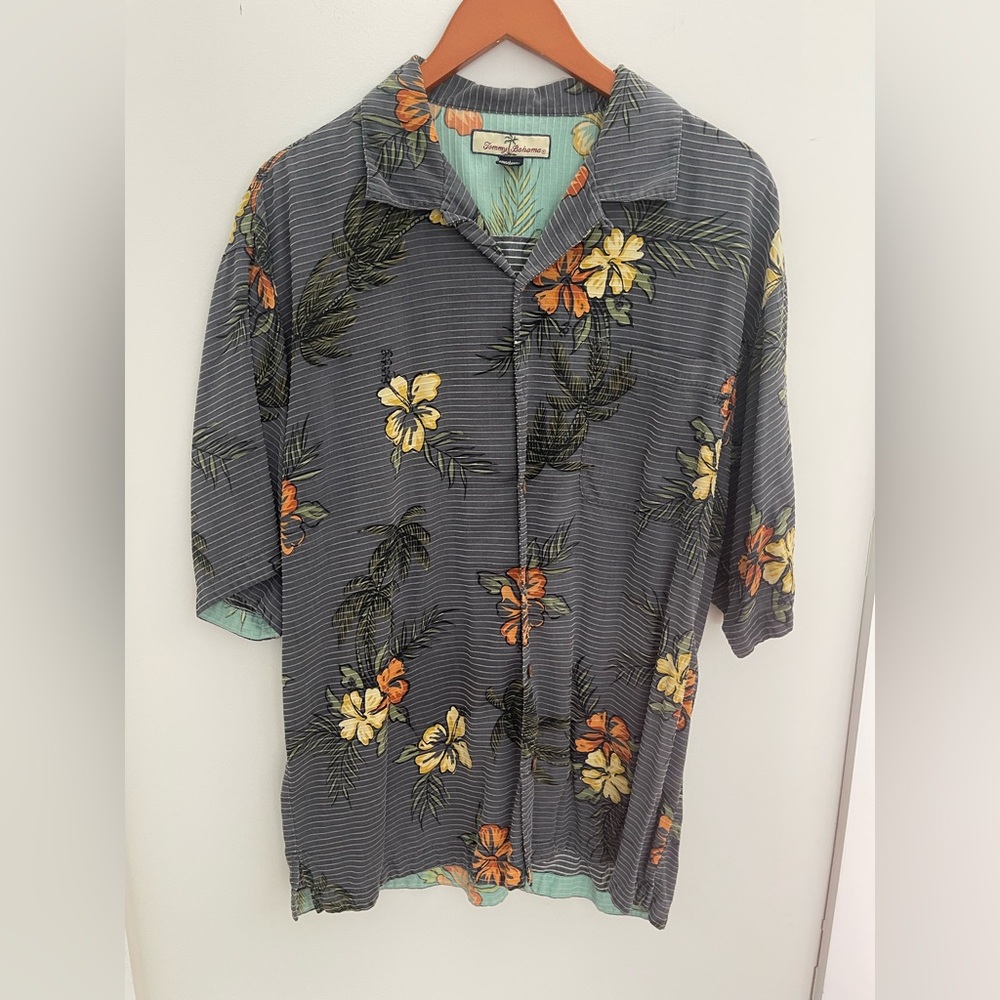 Tommy Bahama silk blend shirt. Size large.
Hawaiian
